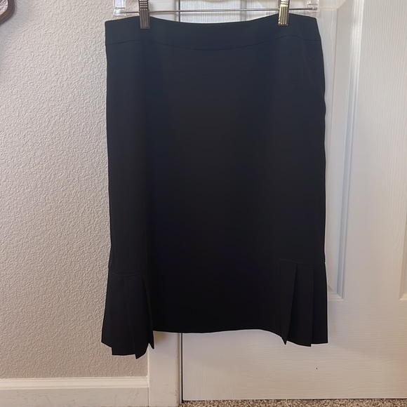 Women’s black skirt suit - Picture 4 of 6